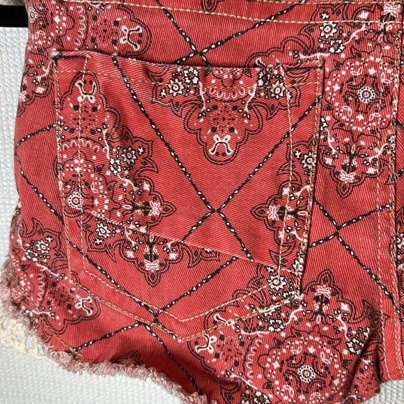 NO BOUNDARIES Red Handkerchief Bandanna Print Denim Lace Boho Jean Shorts Size 7 - Picture 5 of 7